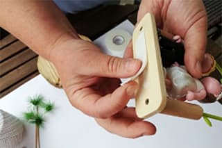 DIY-Anleitung: Hochzeitsgeschenk |  Brautpaar-Figur wird doppelseitiges Klebeband an Sockel gebracht.