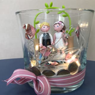 DIY-Anleitung: Hochzeitsgeschenk | Hochzeitfigur mit Geld-Herzen und Beleuchtung im Glas