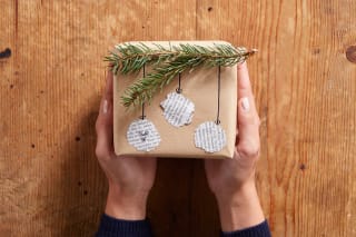 Geschenk-Ideen selbstgemacht | Geschenkpäckchen in braunem Tonkarton gepackt, mit Tannenzweig und Weihnachtsmotiven beklebt.