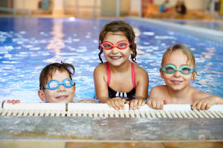  Schwimmen lernen | Kinder schauen aus Schwimmbadbecken raus