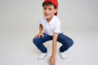 Schulanfang | Junge mit Jeans und weißem T-Shirt