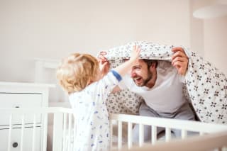 Rituale für Babys & Kleinkinder | Vater mit einem Kleinkind Jungen Spaß im Schlafzimmer zu Hause vor dem Schlafengehen