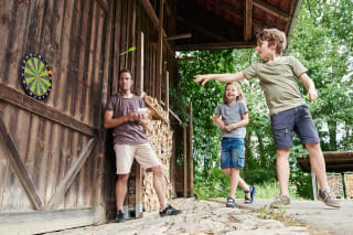 Bewegungsspiele Kinder | blondes Mädchen lacht mit pinken Body