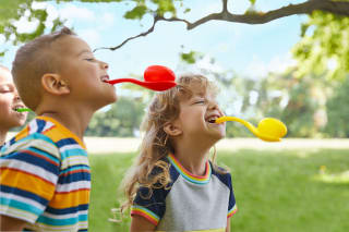 Bewegungsspiele Kinder | Kinder spielen im Garten
