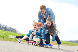 Familienspiele | Vater mit Kindern am Strand