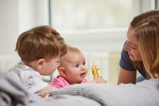 Geschichten erfinden | Baby spielt mit Mutter und Bruder
