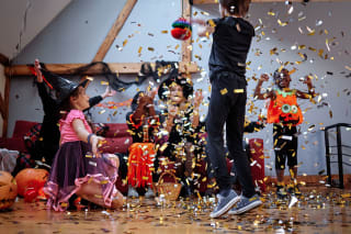  Herbstspiele mit Kindern | Kinder feiern eine Party mit Konfetti