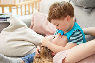 Familienzusammenhalt | Kind und Mutter kuscheln 