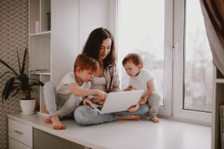 Eltern-Tipps für bessere Noten Kinder | Kinder stehen am Zaun
