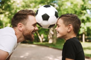 Fußball Party | Vater und Sohn mit Fußball | haba-fussballparty-04