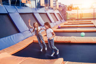 Geburtstagstipps Mai | 2 Mädchen hüpfen auf einem Bodentrampolin in einer Trampolinhalle