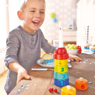 Kindergeburtstag planen leicht gemacht | Junge steht am dekorierten  Geburtstagstisch und lacht
