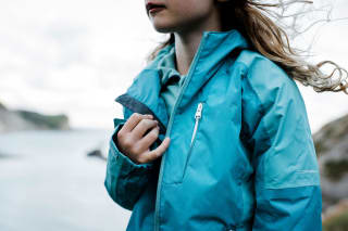 Kinder im Herbst richtig anziehen | Kind mit blauer Jacke