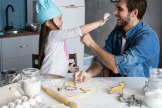 Muttertagsgeschenke basteln | Vater und Tochter haben Spaß beim gemeinsamen backen