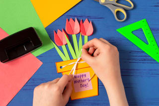 Muttertaggeschenk basteln | Das Kind bastelt eine Karte für den Muttertag