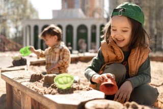 Unternehmungen mit Kindern |  Kinder spielen im Sandkasten