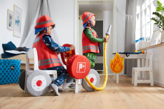 Rollenspiele | Kinder sind als Feuerwehrmänner verkleidet und spielen Feuerwehr