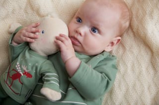 Sinneswahrnehmung bei Kindern | Baby mit Krümel im Arm