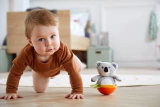 Sinneswahrnehmung bei Kindern | Kind versucht sein Gleichgewicht zu halten