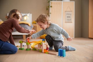 Warum spielen wichtig ist | Kinder spielen im Zimmer mit Kugelbahn
