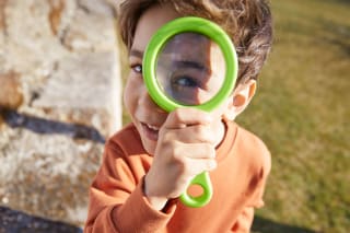  Unternehmungen mit Kindern | Kind schaut durch Lupe