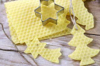  Weihnachtsgeschenke mit Kindern basteln | Bienwachsplatte mit Sternschnuppe, Tannenbaum ausgestochen