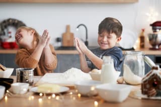  Weihnachtsgeschenke mit Kindern basteln | Mädchen mit Weihnachtsmannmütze schmeißt Mehl in die Luft 