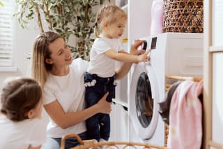 Mithelfen im Haushalt | Mutter und Kinder machen zusammen Wäsche