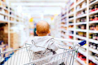 Einkaufen mit Baby | Baby im Kindersitz eines Einkaufwagens