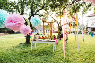 Garten Party planen | Bild | Bunt geschmückter Garten