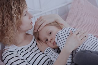 Kinder anlügen | Mama tröstet Kind