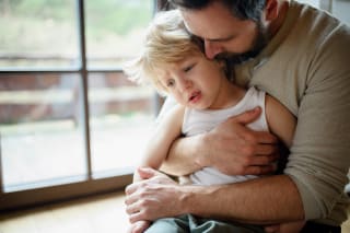 Kind will nicht in den Kindergarten | Papa hat weinenden Sohn auf dem Schoß