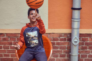 Hobbys für Kinder finden | Junge hat einen Ball auf dem Finger und trainiert