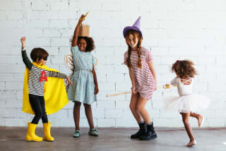 Faschingsspiele für Kinder | Kinder in Halloween-Kostümen