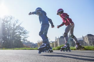 Sport mit Kindern | Kinder laufen Inline-Skates auf der Straße