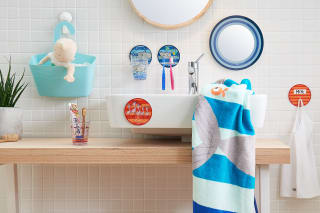 Start in den Tag | Badezimmer Krümel sitzt in einer Hängetasche