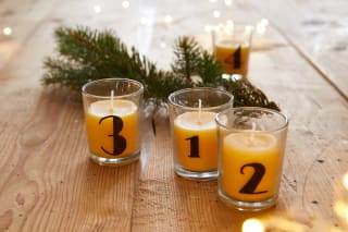 Advent mit Kindern | Weihnachtsstimmung mit vier Kerzen im Glas