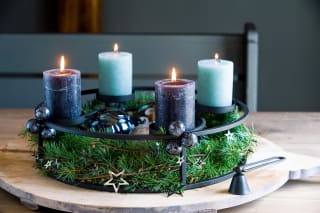Adventskranz basteln | Adventskranz mit blauen Kerzen