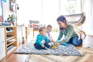 Alltag mit Baby Kleinkind | Mutter und zwei Babys auf Krabbeldecke