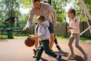 Männliche Erzieher |  Mann und Kinder spielen Ball