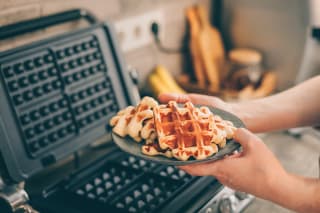 Snacks für Babys & Kleinkinder | Frau hält Teller mit belgischen Waffeln in den Händen