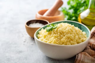Snacks für Babys & Kleinkinder | Gekochter Couscous mit Koriander in einer Keramikschüssel 