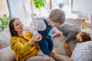 Laufen lernen | Kind versucht sich hinzustellen