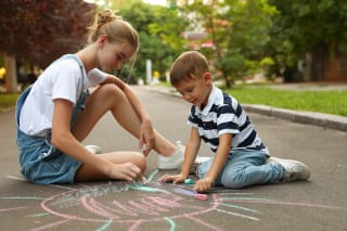 Babysitter Checkliste | Babysitter malt mit Kind auf die Straße