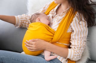 Babytragen | Baby in gelben Tragetuch