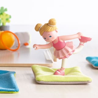 Spielen im Baumhaus und im Garten der Little Friends | Balletfigur