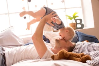 Bin ich bereit fürs Vatersein | Vater hebt Kleinkind hoch