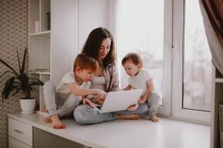 Familienzusammenhalt | Mutter und Kinder am Laptop