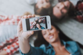 Erziehung zweisprachig | Familie macht ein gemeinsames Bild