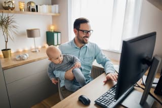 Familienarbeit | Vater mit Baby im HO